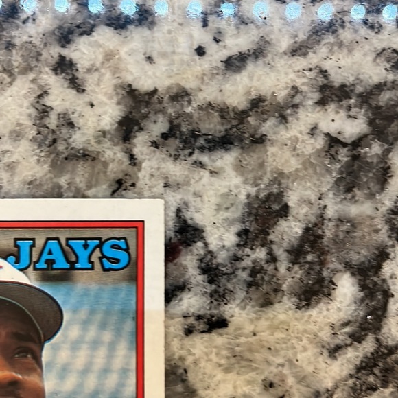 1988 Topps Fred McGriff with ERROR. Printing error left white dot on forehead. - Picture 4 of 7